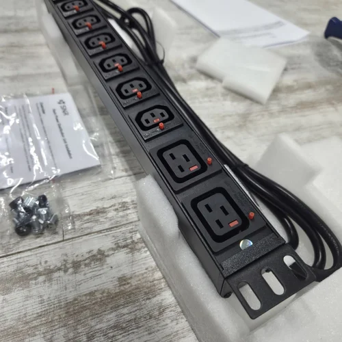 Блок розеток серии SNR-PDU с локальным измерением на 6хС13 и 2xC19 с фиксаторами, шнур питания 3м 3x2.5мм2 без вилки, 230В, 16A