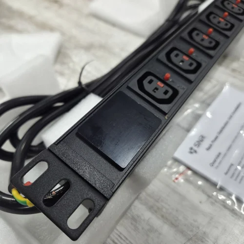 Блок розеток серии SNR-PDU с локальным измерением на 6хС13 и 2xC19 с фиксаторами, шнур питания 3м 3x2.5мм2 без вилки, 230В, 16A