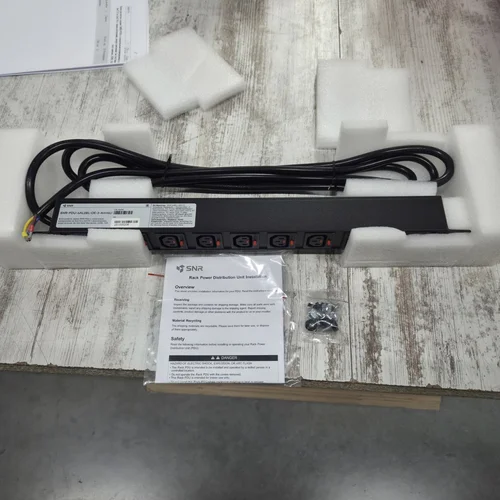 Блок розеток серии SNR-PDU с локальным измерением на 6хС13 и 2xC19 с фиксаторами, шнур питания 3м 3x2.5мм2 без вилки, 230В, 16A