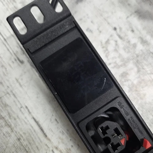 Блок розеток серии SNR-PDU с локальным измерением на 8хС13/C19 с фиксаторами, шнур питания 3м 3x2.5мм2 без вилки, 230В, 16A