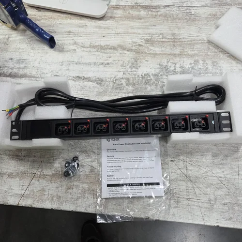 Блок розеток серии SNR-PDU с локальным измерением на 8хС13/C19 с фиксаторами, шнур питания 3м 3x2.5мм2 без вилки, 230В, 16A