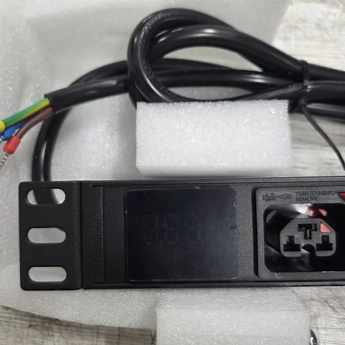 Блок розеток серии SNR-PDU с локальным измерением на 8хС13/C19 с фиксаторами, шнур питания 3м 3x2.5мм2 без вилки, 230В, 16A