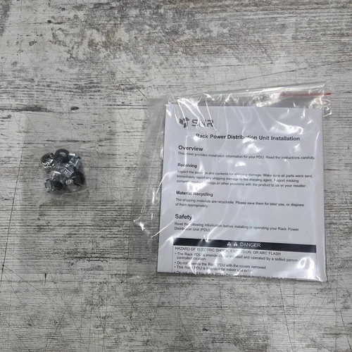 Блок розеток серии SNR-PDU с локальным измерением на 8хС13/C19 с фиксаторами, шнур питания 3м 3x2.5мм2 без вилки, 230В, 16A