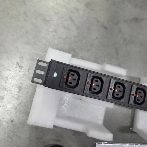 Блок розеток серии SNR-PDU с локальным измерением на 8хС13 с фиксаторами, шнур питания 3м 3x2.5мм2 без вилки, 230В, 16A