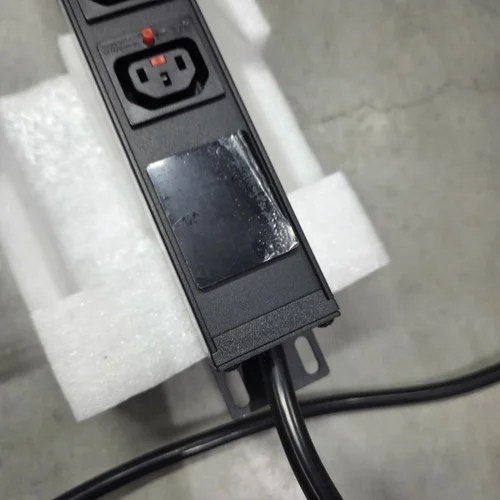 Блок розеток серии SNR-PDU с локальным измерением на 8хС13 с фиксаторами, шнур питания 3м 3x2.5мм2 без вилки, 230В, 16A