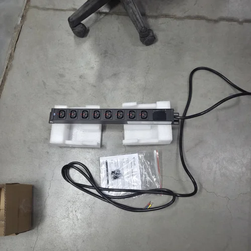 Блок розеток серии SNR-PDU с локальным измерением на 8хС13 с фиксаторами, шнур питания 3м 3x2.5мм2 без вилки, 230В, 16A