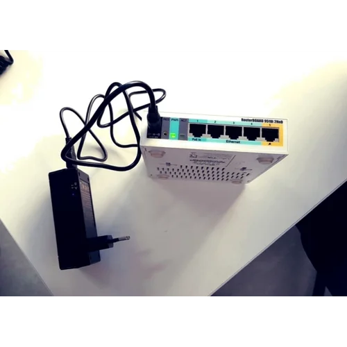 Блок питания 12В 1А со встроенным литий-ионным элементом